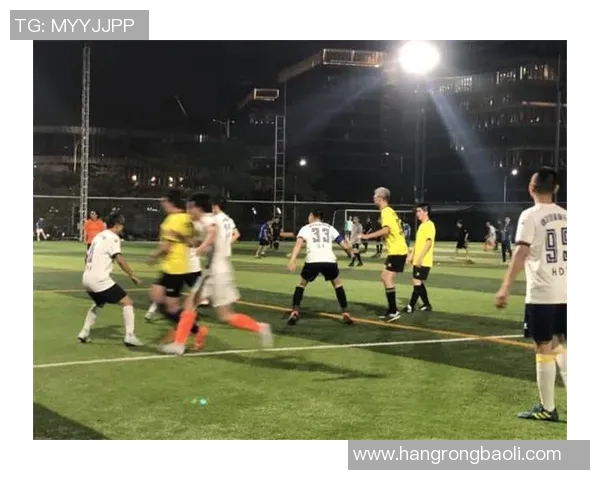 足球明星在灰色背景下的魅力展现与激情碰撞的视觉盛宴