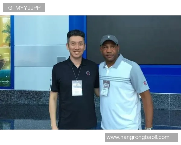 篮球明星与教练亲密合影展现团队精神与默契合作的精彩瞬间 篮球明星与教练亲密合影展现团队精神与默契合作的精彩瞬间